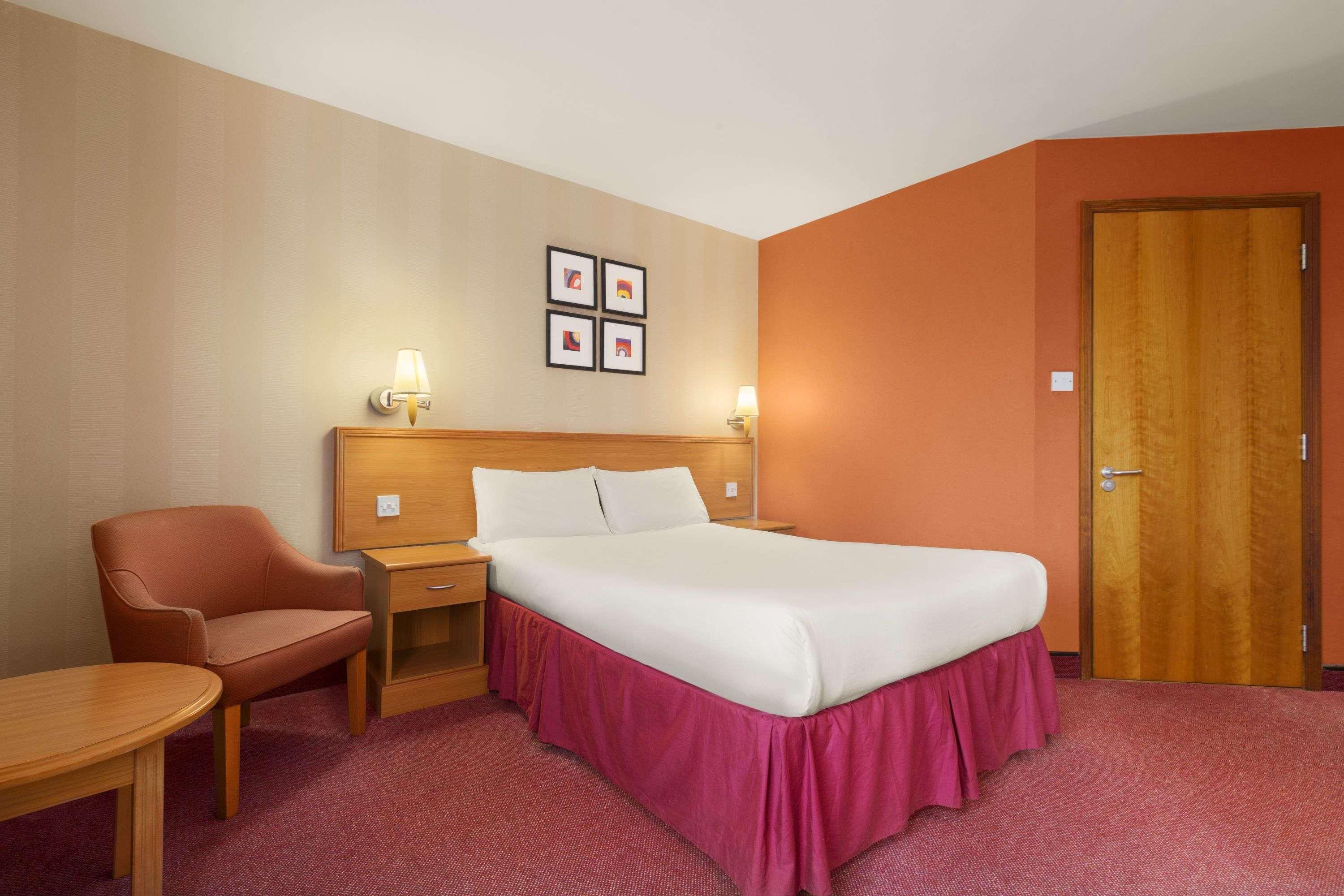 Days Inn Stevenage North Baldock Bagian luar foto
