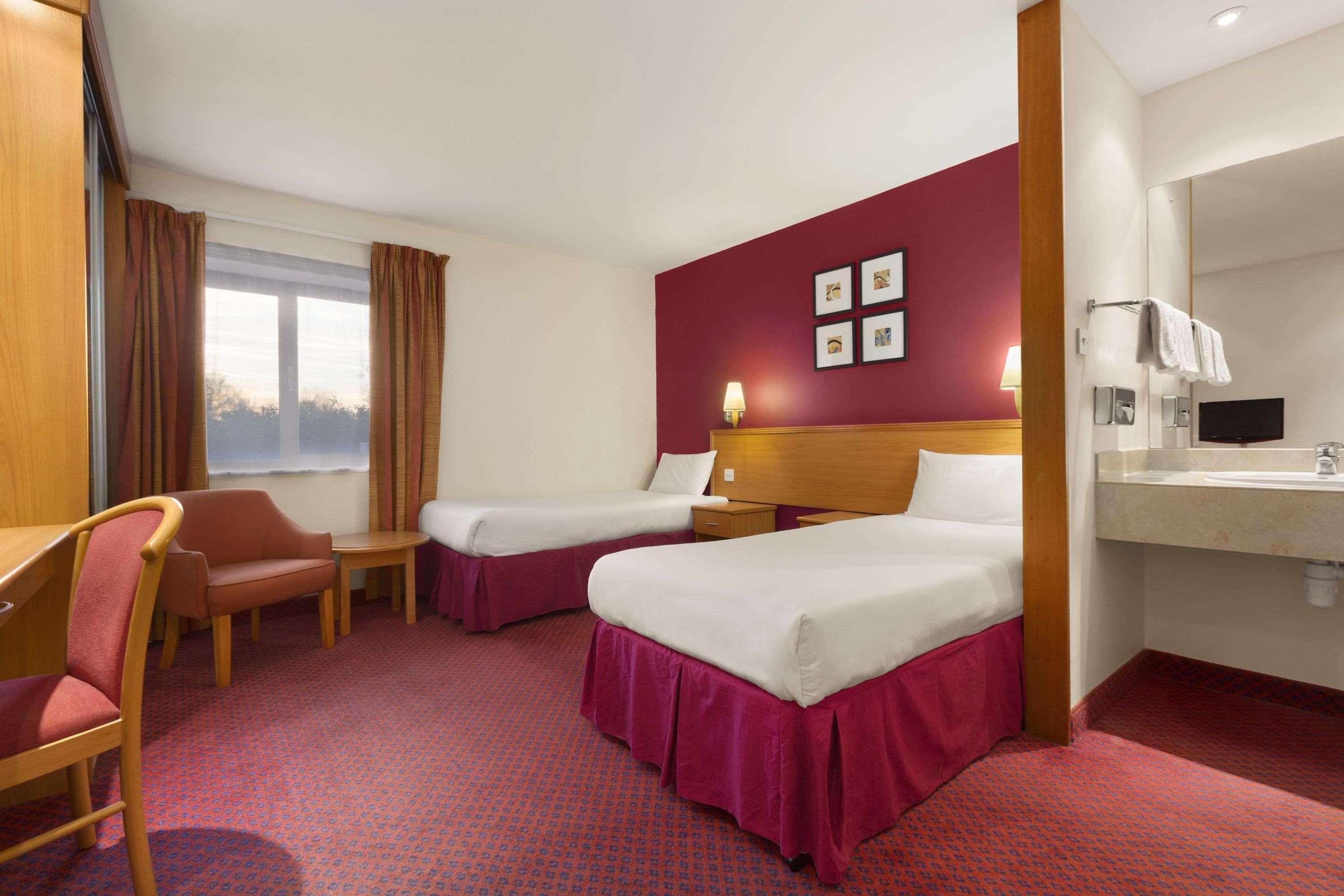 Days Inn Stevenage North Baldock Bagian luar foto