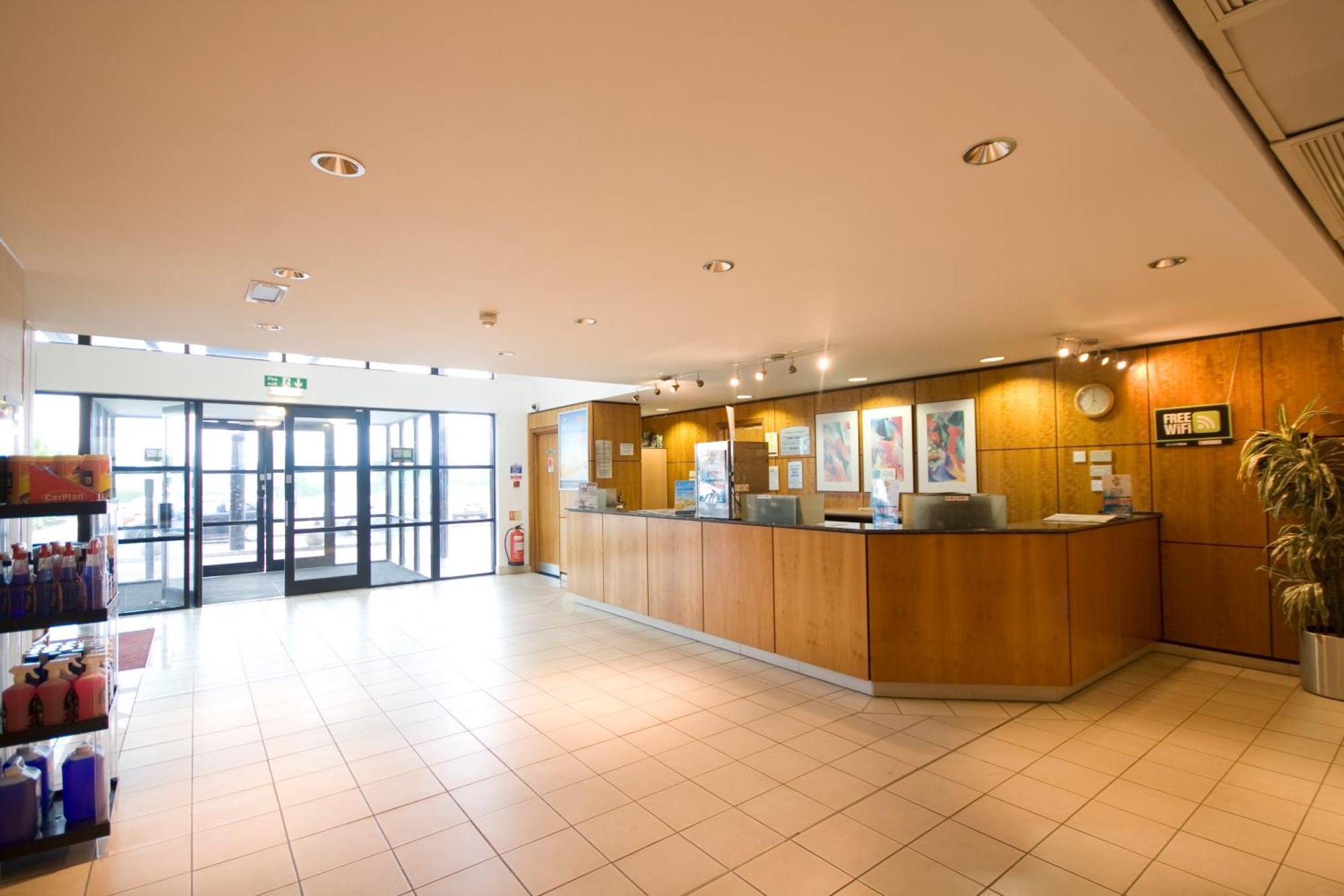 Days Inn Stevenage North Baldock Bagian luar foto
