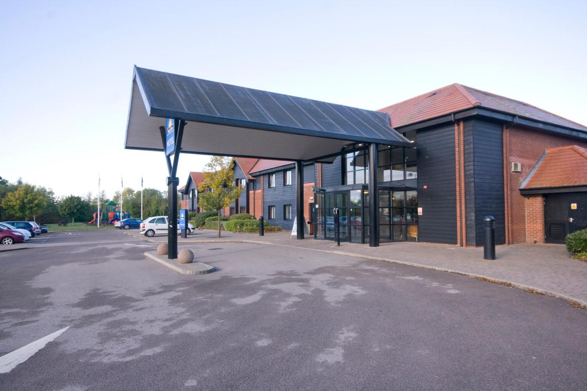 Days Inn Stevenage North Baldock Bagian luar foto