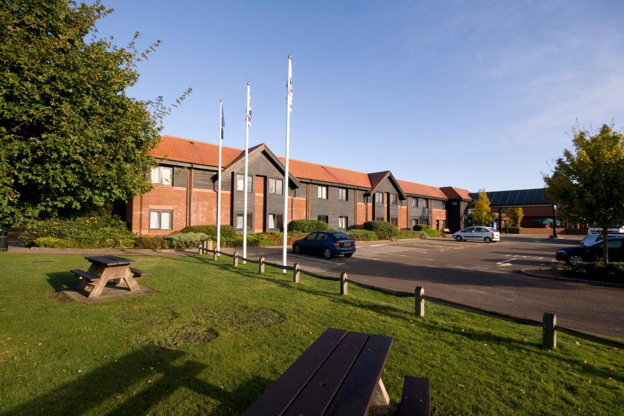 Days Inn Stevenage North Baldock Bagian luar foto