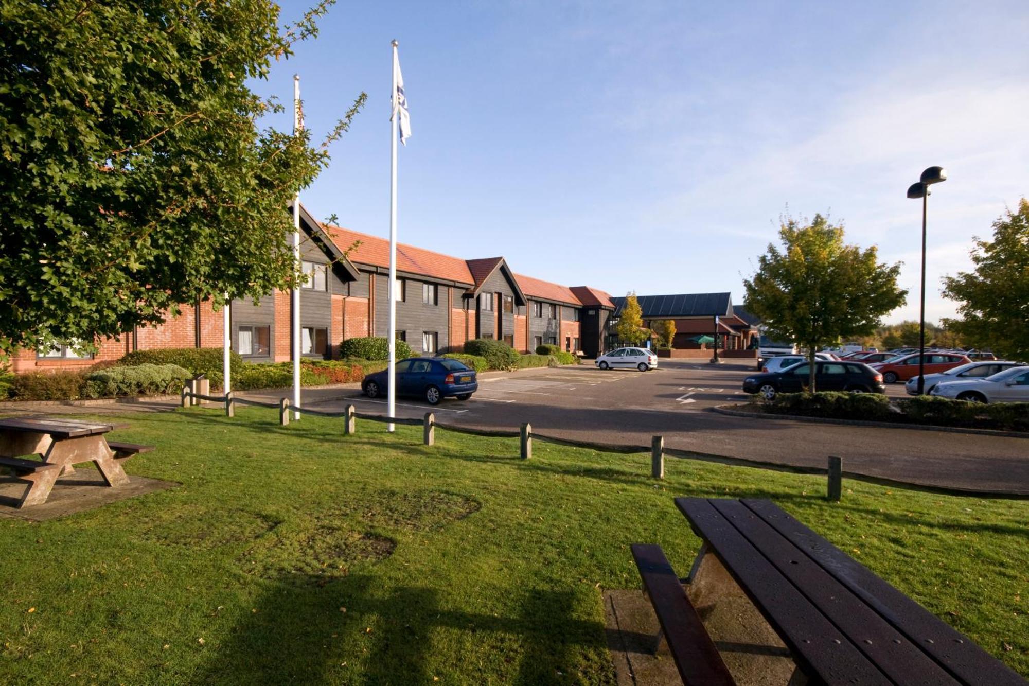 Days Inn Stevenage North Baldock Bagian luar foto