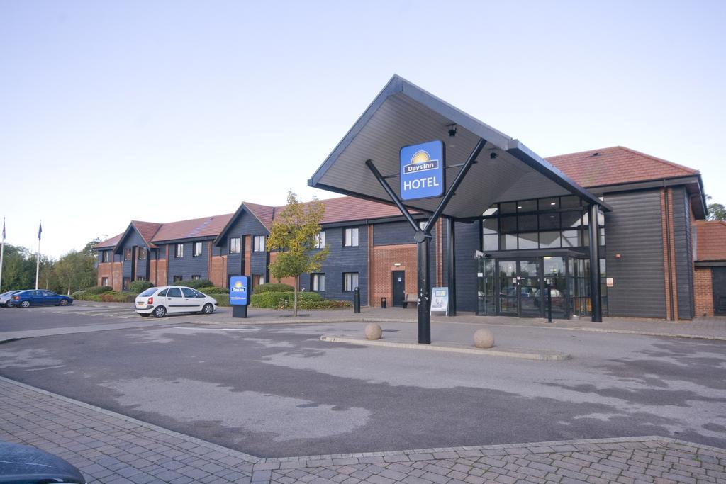 Days Inn Stevenage North Baldock Bagian luar foto